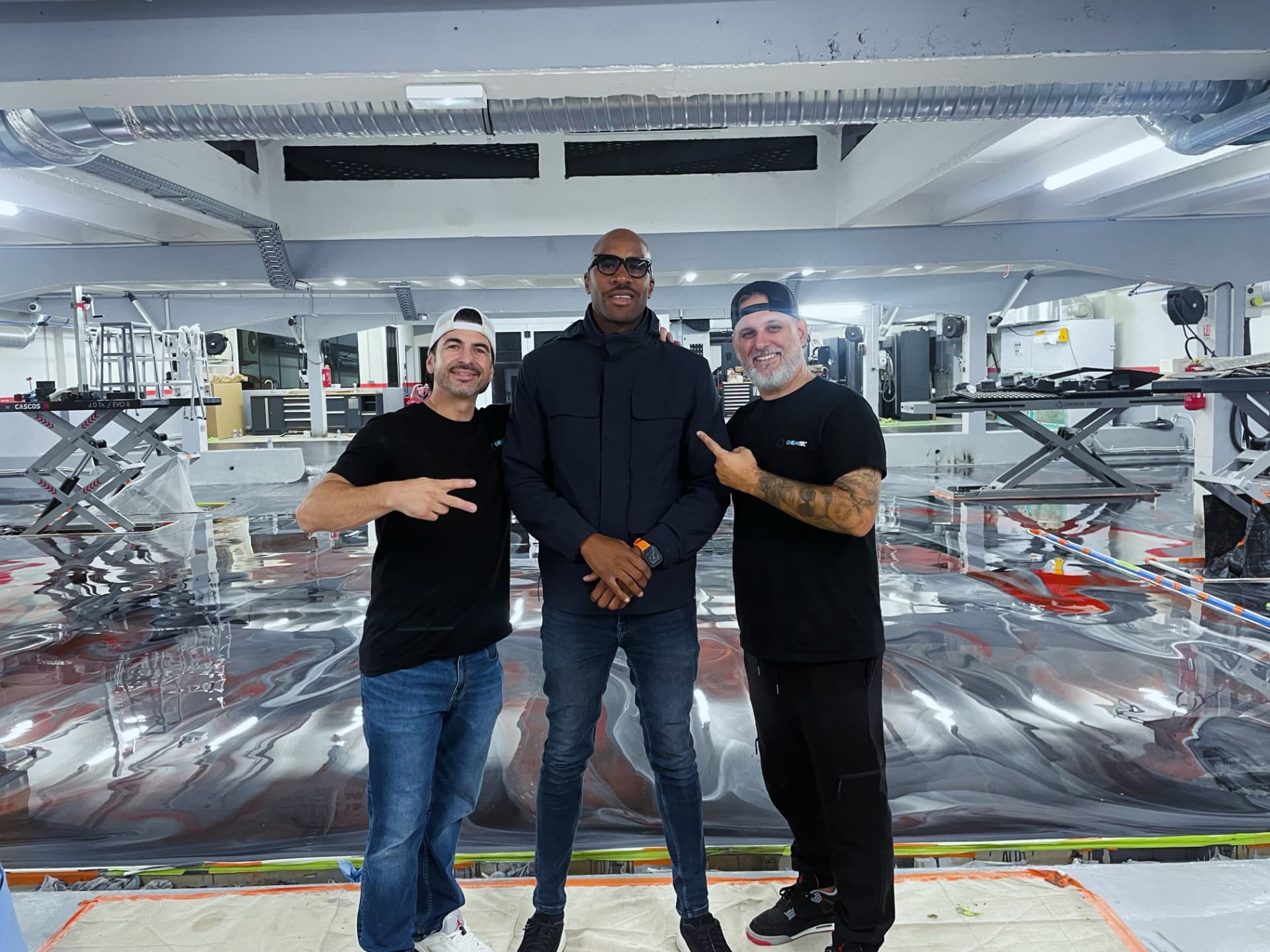 L'équipe GIC RS Tech avec Paul Campanario et Kris Krslovic devant le sol décoratif en résine métallique réalisé au Hub Atelier