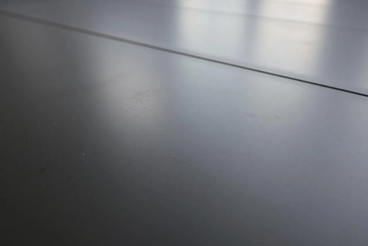 Finition polyuréthane mate à adhérence renforcée sur sol industriel
